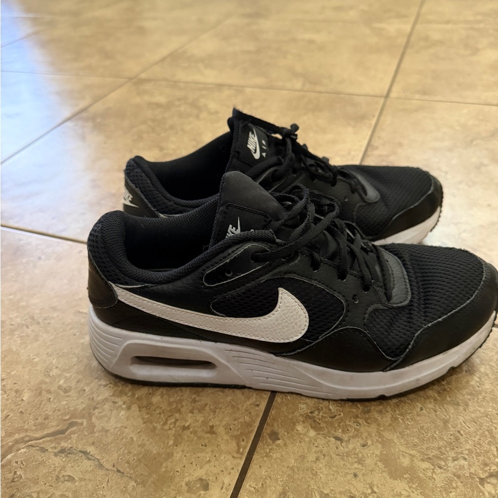 Nike Men's Black and White Low-Top Casual Sneakers
